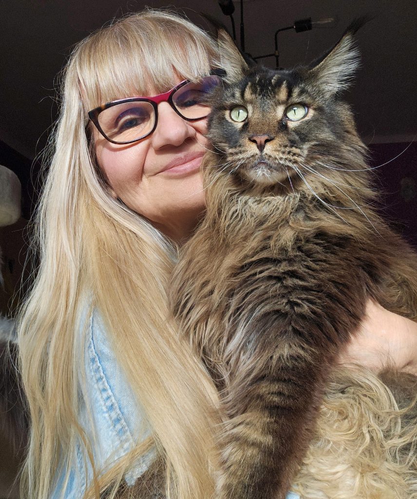 Agnieszka Domosławska i kot maine coon